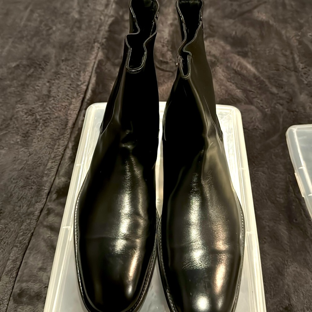 11-1/2 Black “Gucci” Chelsea men boot. Lightly worn and no damage
